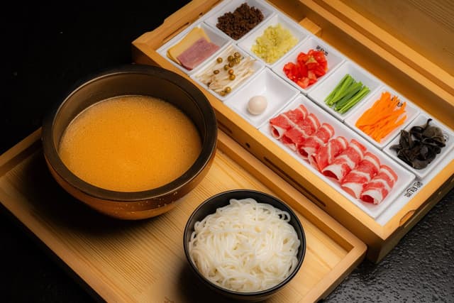 一号过桥米线 No. 1 Crossing Bridge Rice Noodles