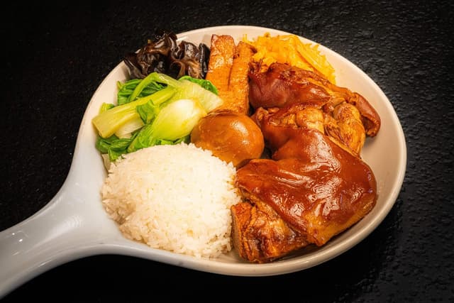 卤猪蹄饭 Braised Pork Trotter Rice Bowl
