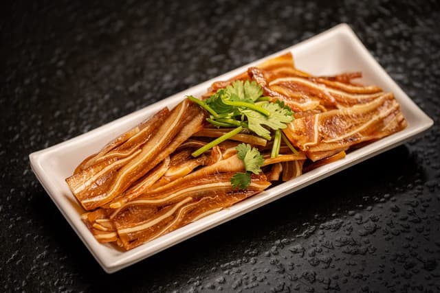 卤猪耳（整份） Marinated Pork Ear (Whole)