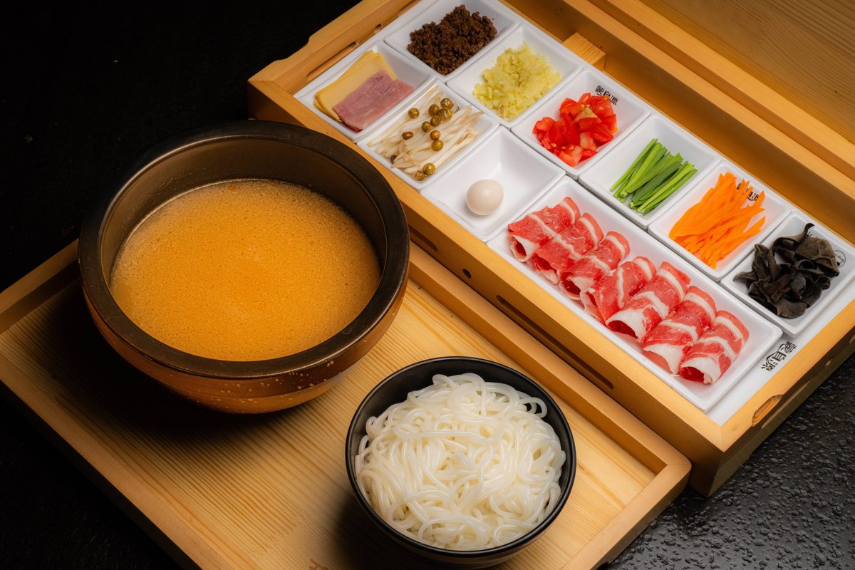 一号过桥米线 No. 1 Crossing Bridge Rice Noodles
